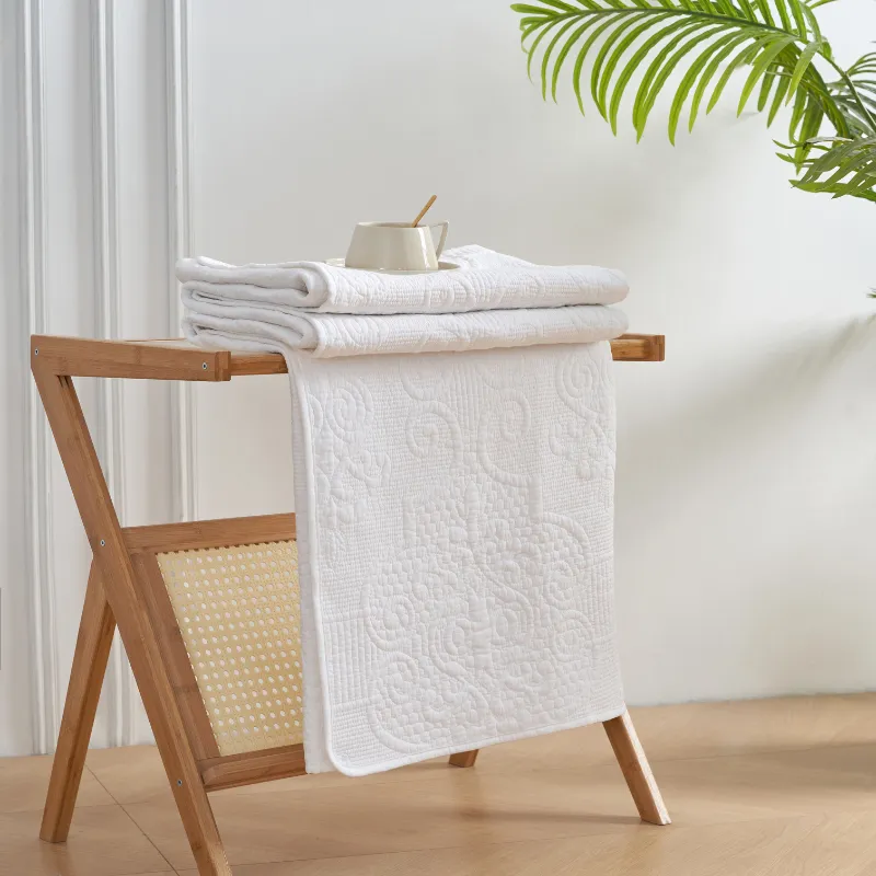 Classic Quilts Boutique White Throw